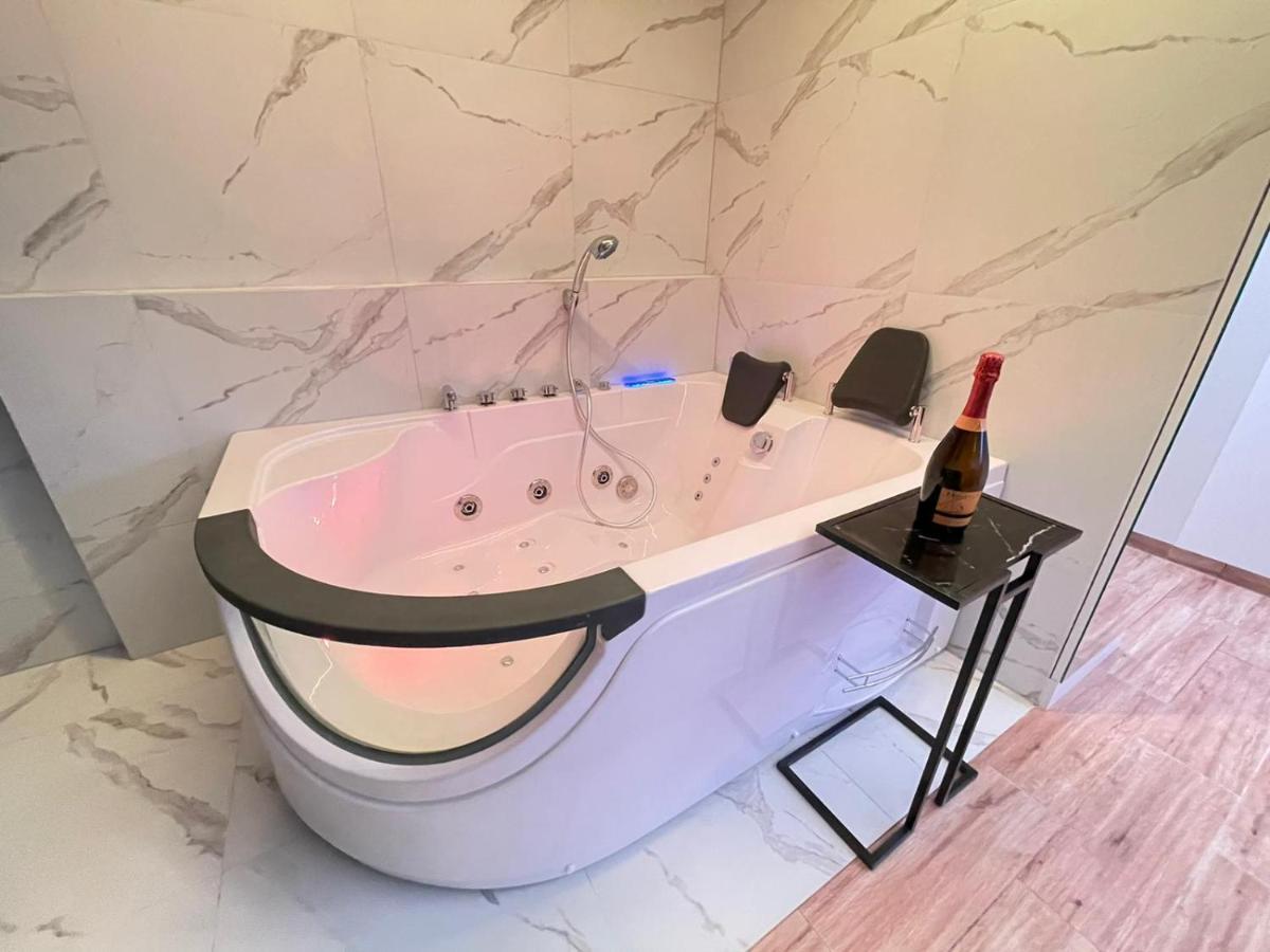 Yourapart Jacuzzi Przy Zamku Krolewskim วอร์ซอ ภายนอก รูปภาพ